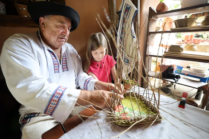 Majster odovzdáva svoje skúsenosti mladšej generácii